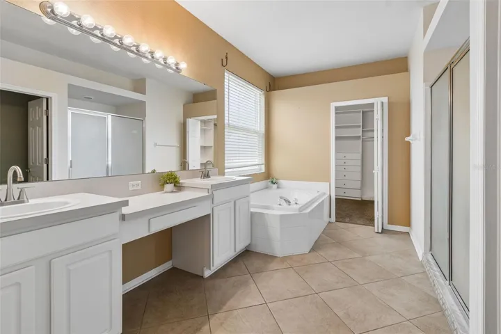 Primary en-suite bathroom