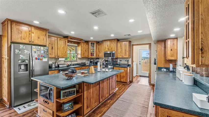 Luxury Kitchen,2 Microwaves, 2 Ovens, 2 Sinks