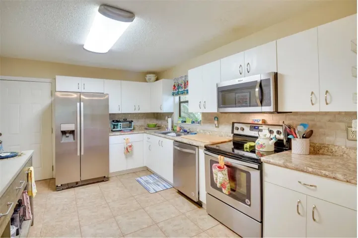 Kitchen updated w/newer SS appliances