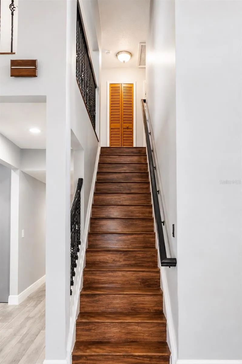 ELEGANT STAIRCASE!!!
