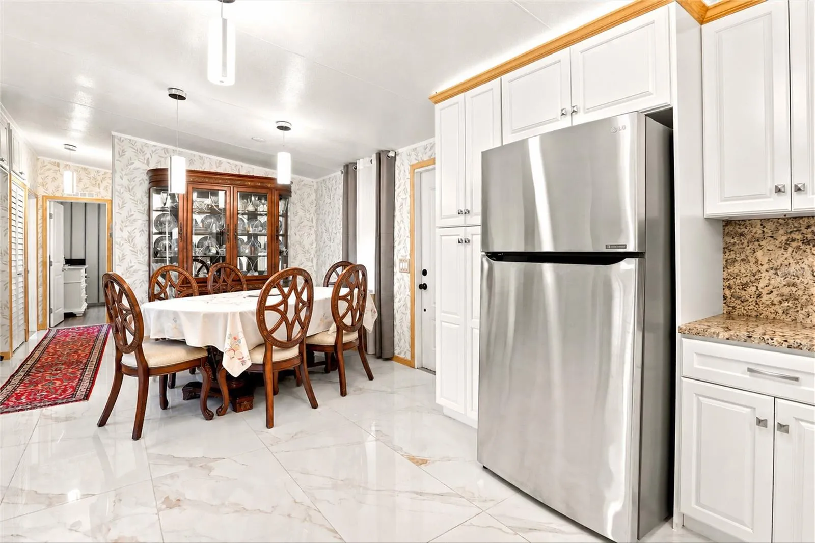 Dining area with Porcelain Tile