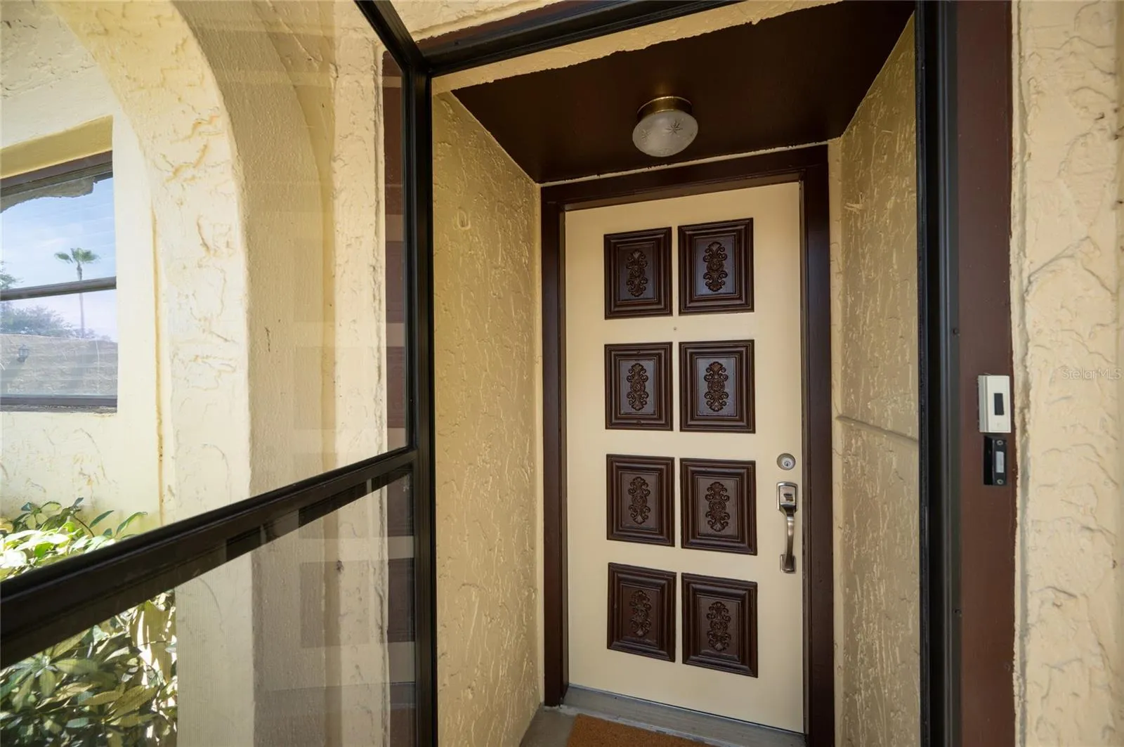 Front door just inside of the storm door