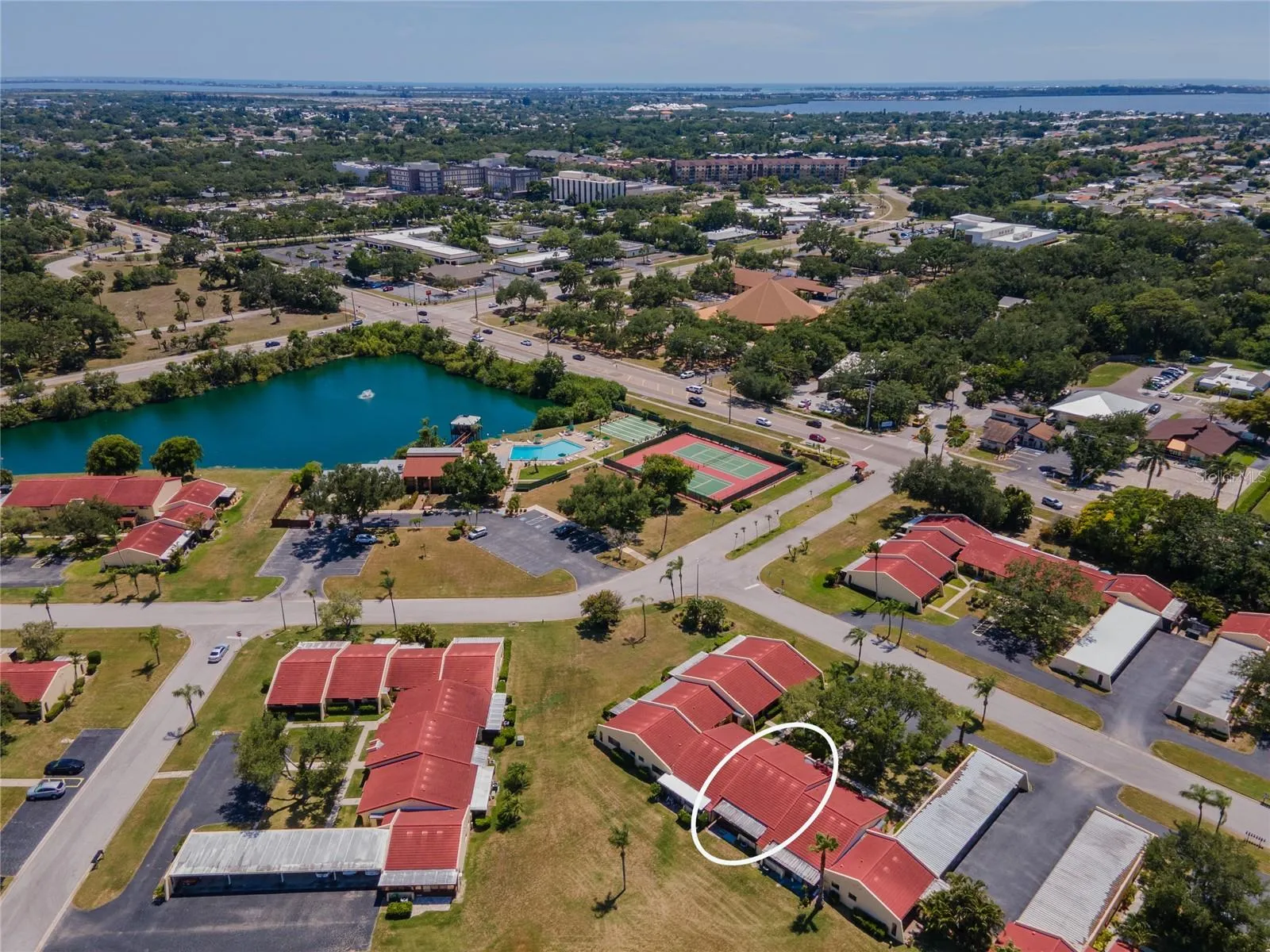 Convenient location in Meadowcroft with a short walk to the clubhouse, pool, tennis and fishing pier