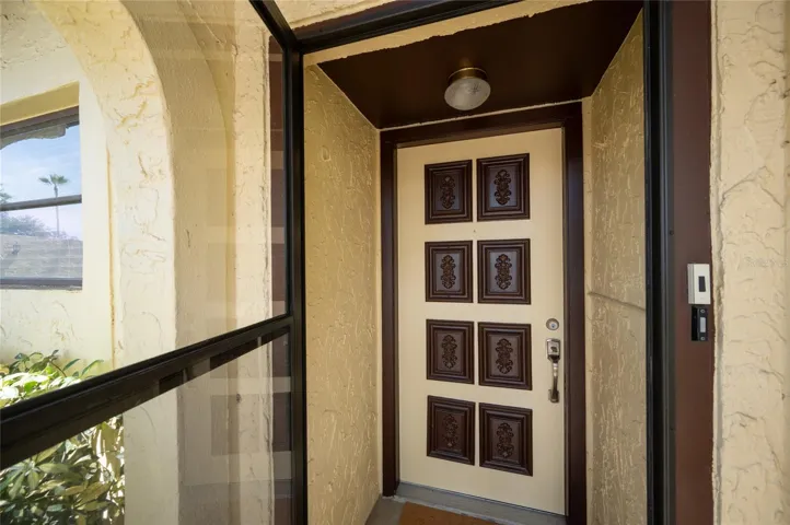 Front door just inside of the storm door