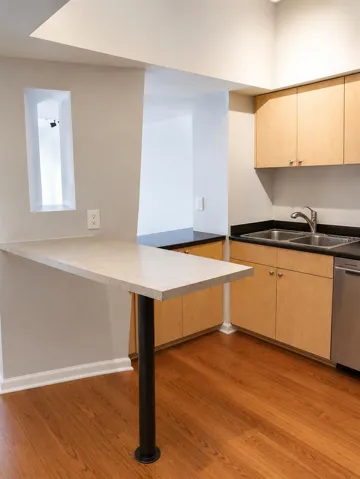 Kitchen with breakfast bar