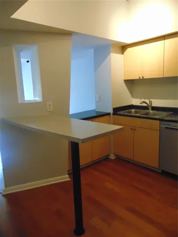 Kitchen w/ breakfast bar