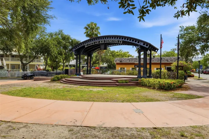 Amphitheater / Farmers Market & Live Music