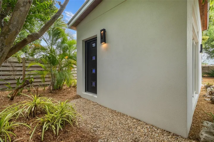 HURRICANE PROOF stand alone office/artist area