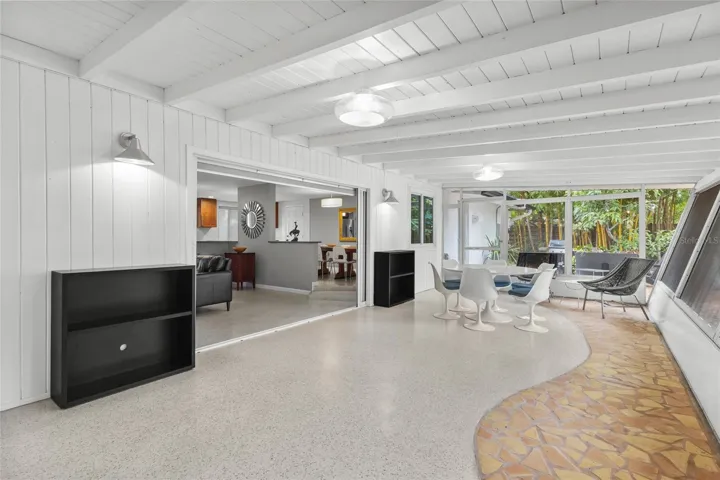 Oversized lanai