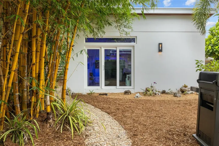 HURRICANE PROOF stand alone office/artist area