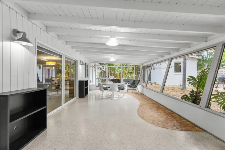 Oversized lanai