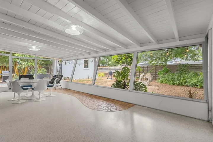 Oversized lanai