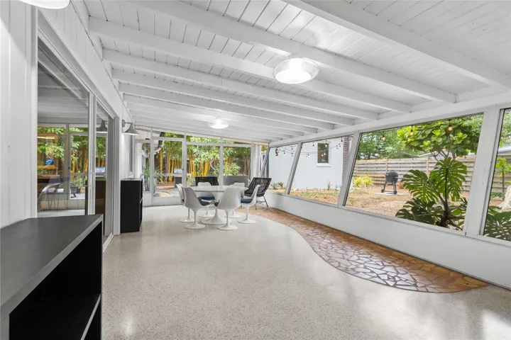 Oversized lanai
