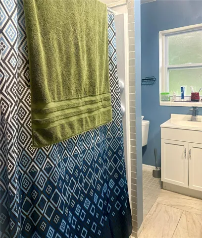 Studio Full  Bathroom