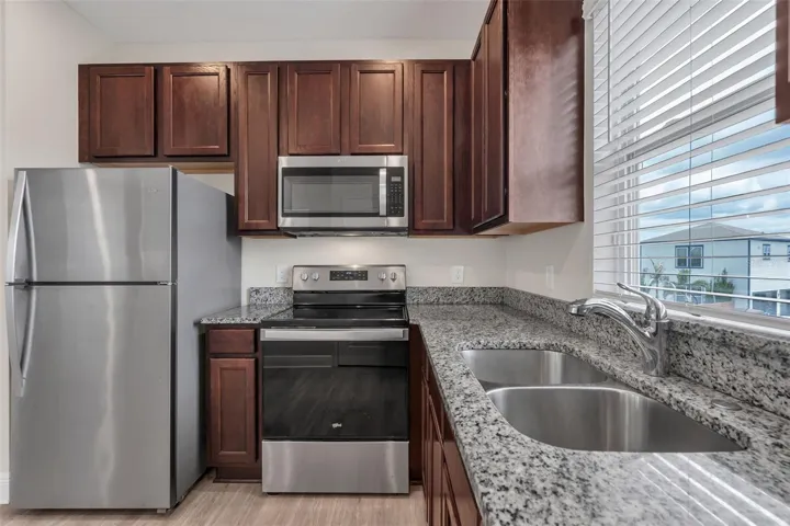 Kitchen- all appliances incl / wood cabinets