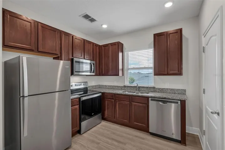Kitchen- all appliances incl / wood cabinets