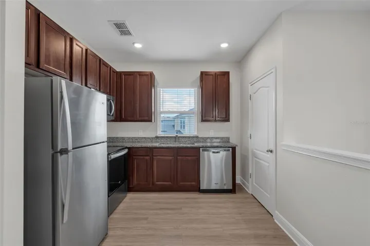 Kitchen- all appliances incl / wood cabinets