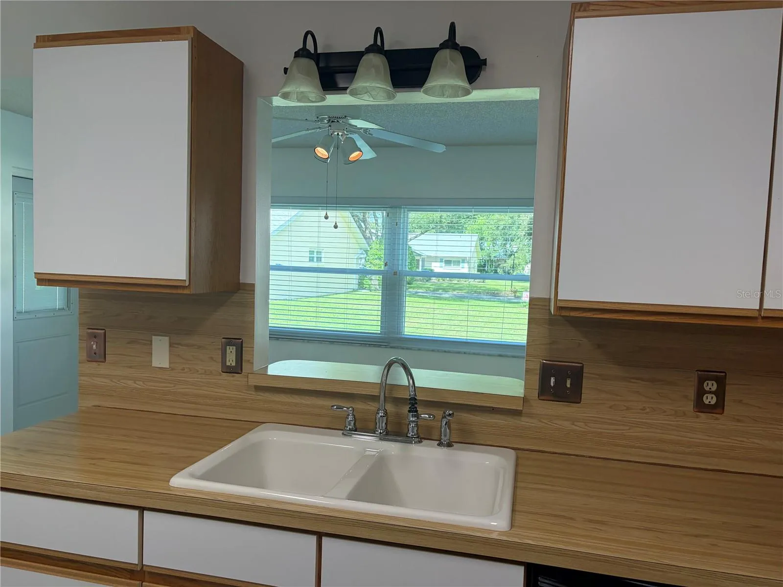 Open to lanai/office/flex room