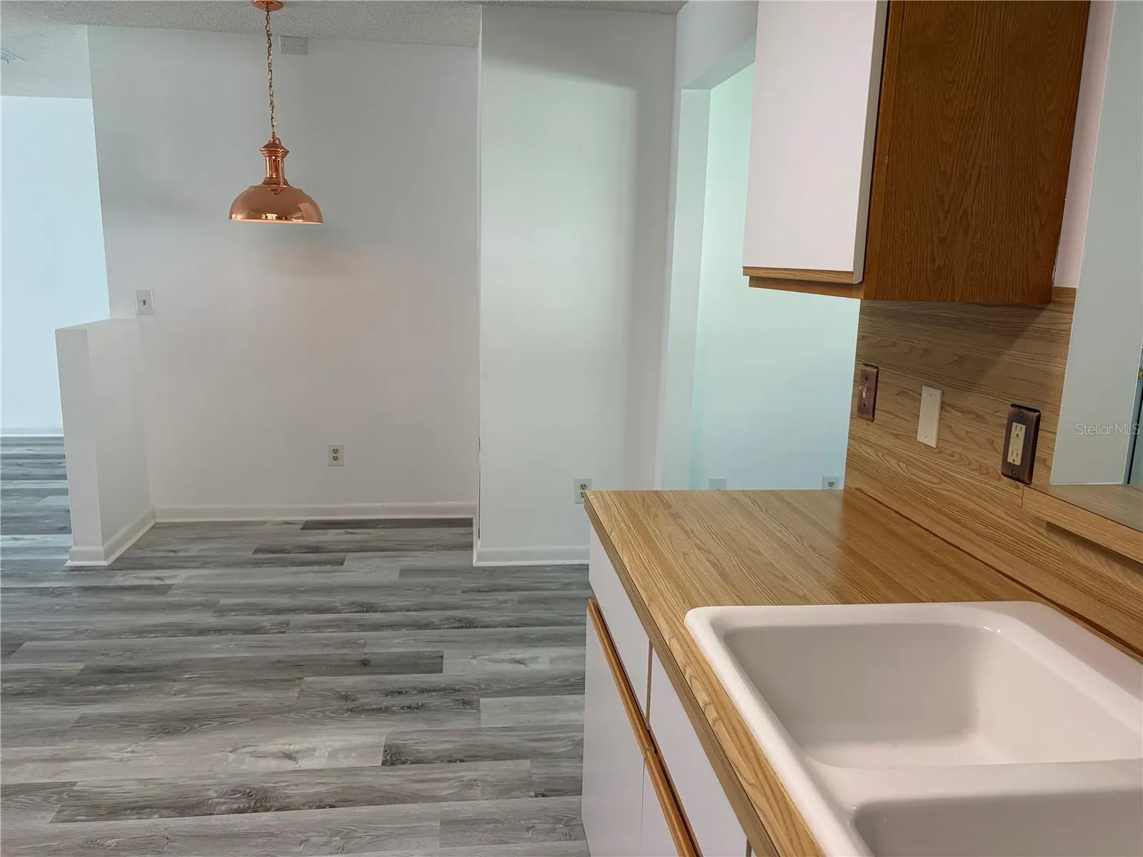 Small table eat in area in kitchen