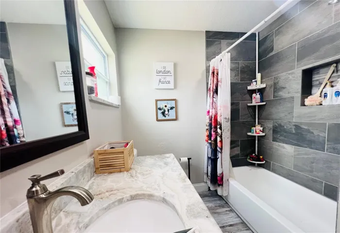 BATHROOM 2