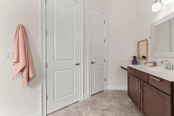Second large vanity, Water and Linen Closet, Too!