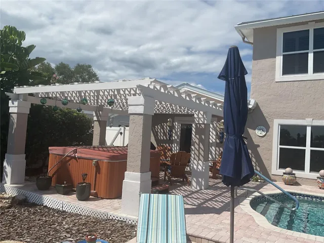 Hot tub with elegant pergola