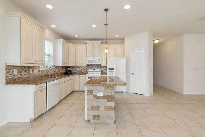 kitchen and breakfast bar