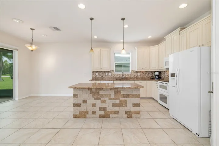 Kitchen and breakfast bar