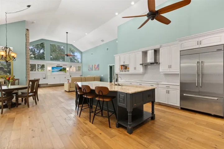 Wow! This is a great Kitchen!