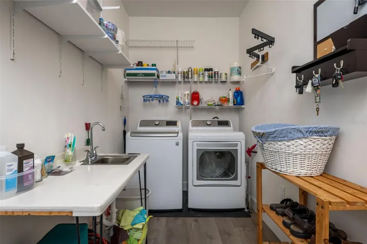 Laundry/Mud Room with sink