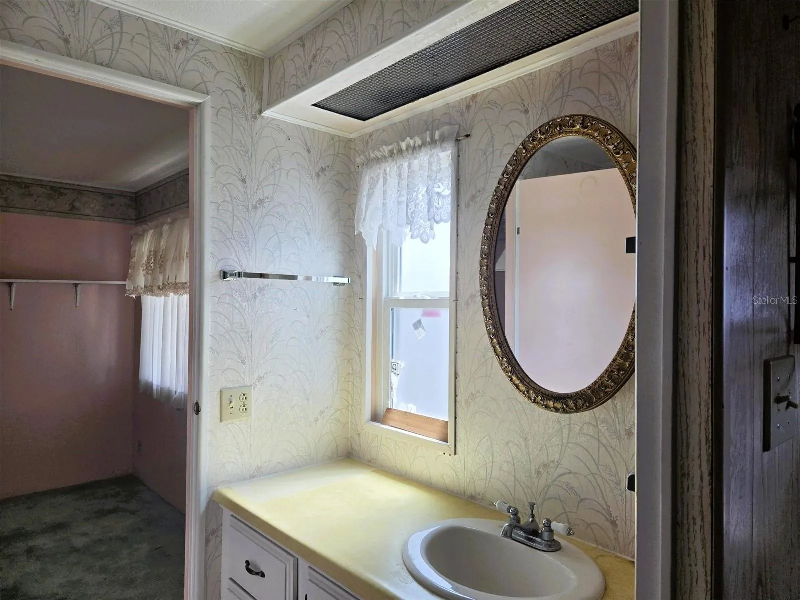 Guest Bath- with tub