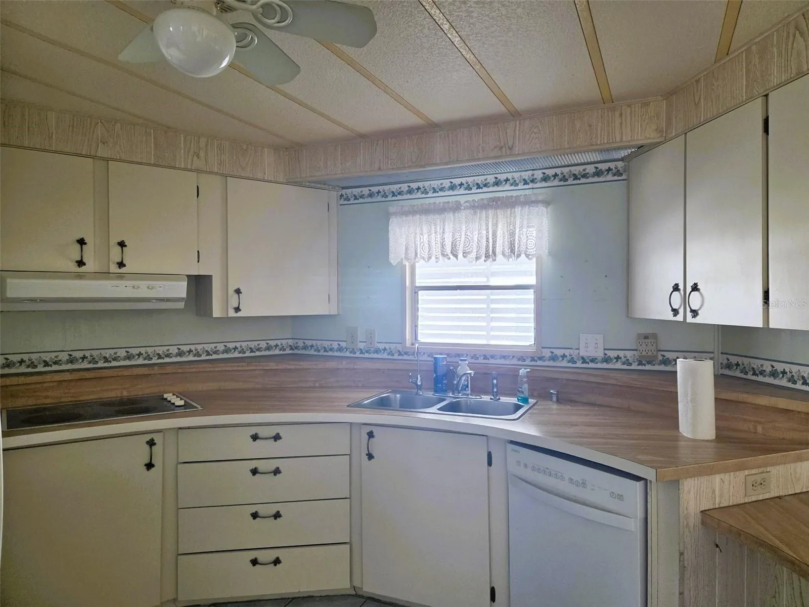 Large Kitchen with lots of storage