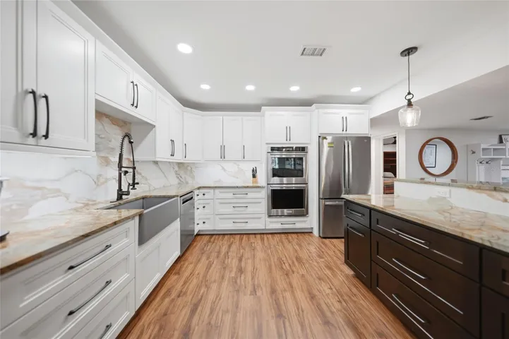 Beautiful granite counters and blended quartz backsplash.