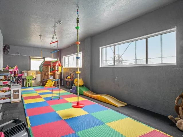 Flex space between Garage & Pool