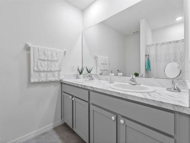 Ensuite bathroom, with shower