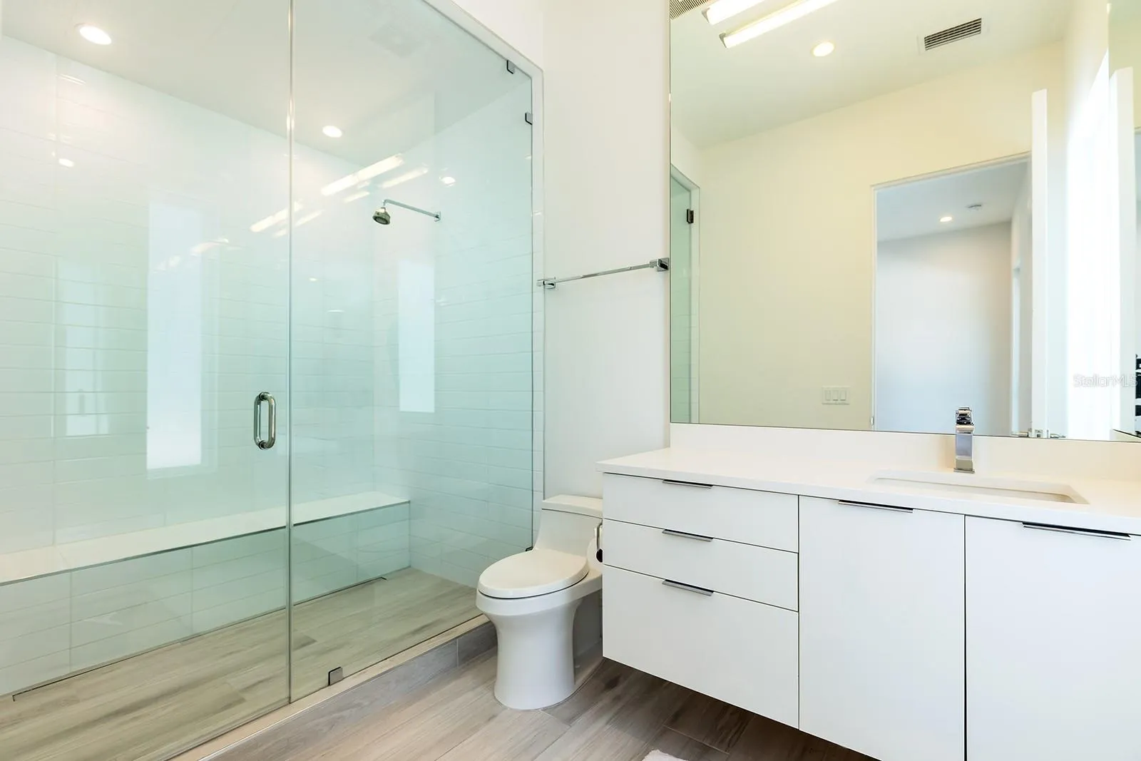 Bath 5 (Upstairs off of the Gym)