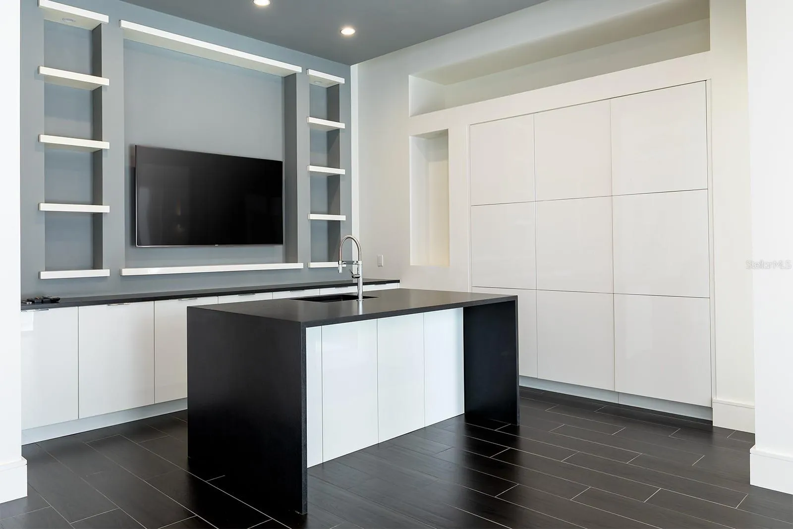 Media Room - Wet Bar with Island