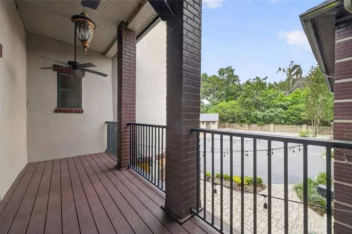 Second level balcony to front of the property