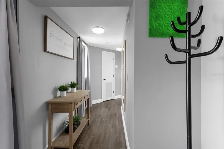 Corner unit, entry way