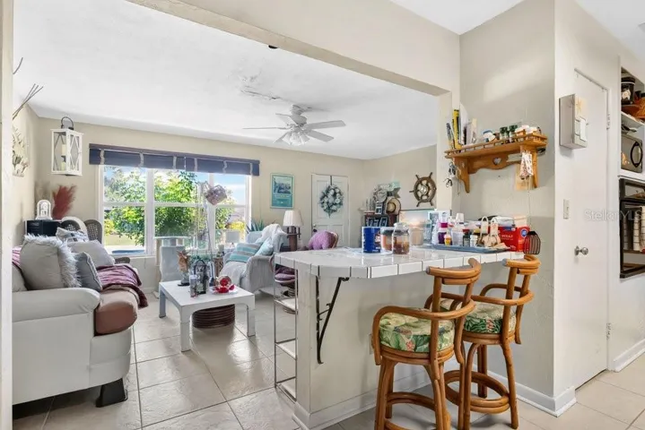 Kitchen and Breakfast Bar