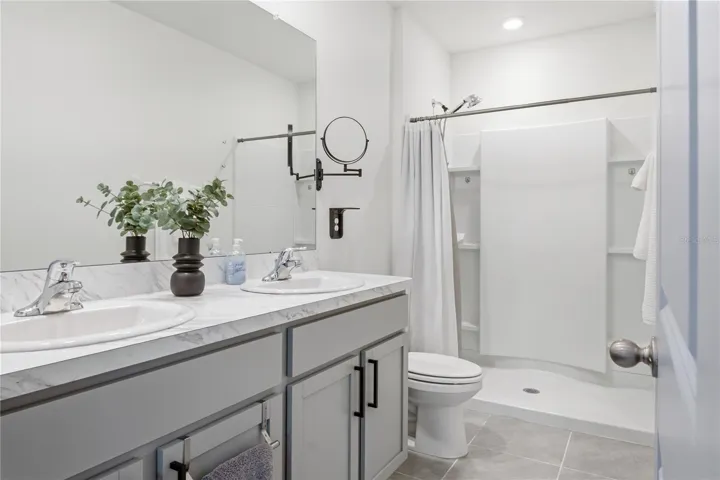 Primary En-Suite Bath