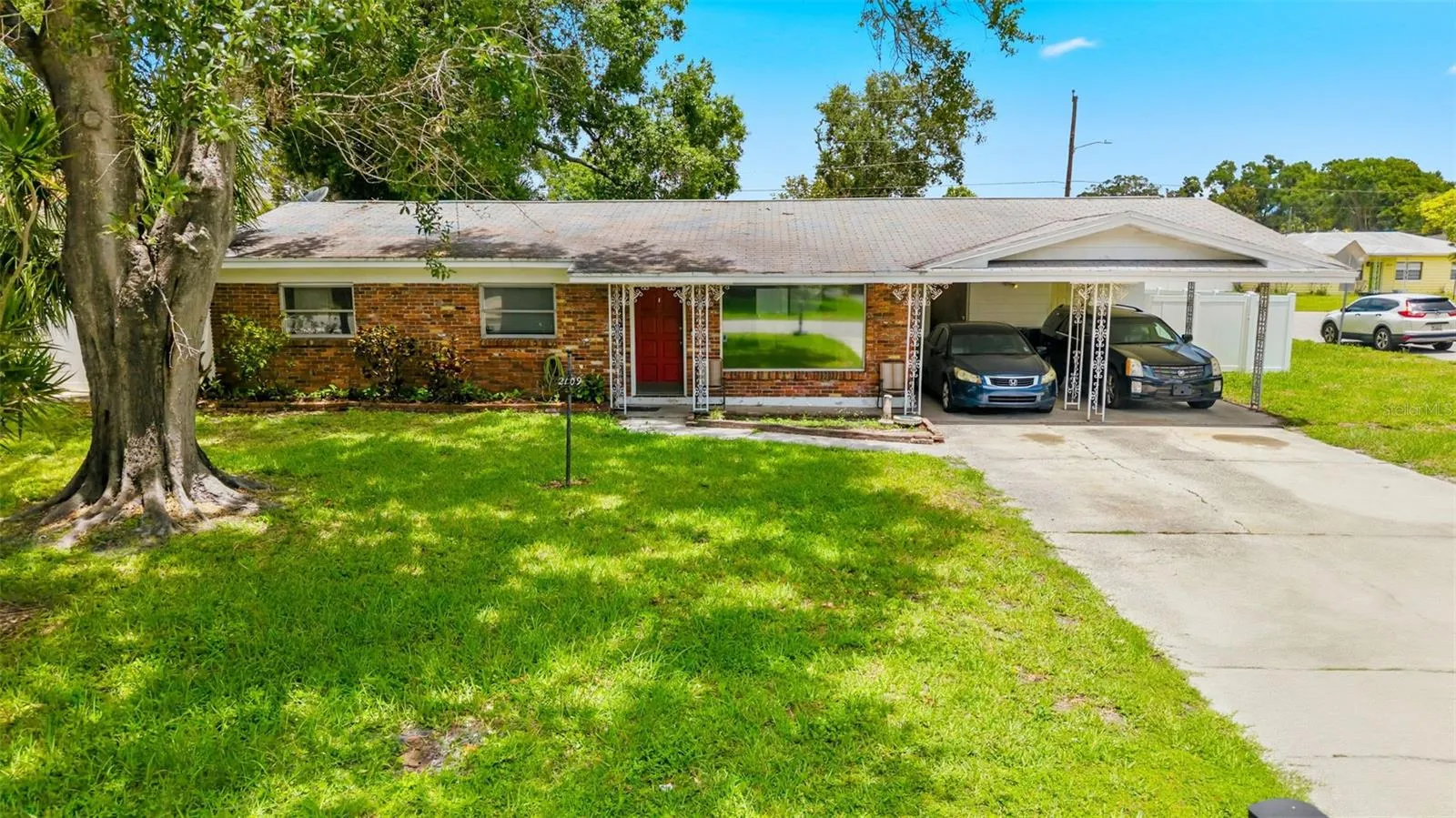 Clean and manicured front of home.