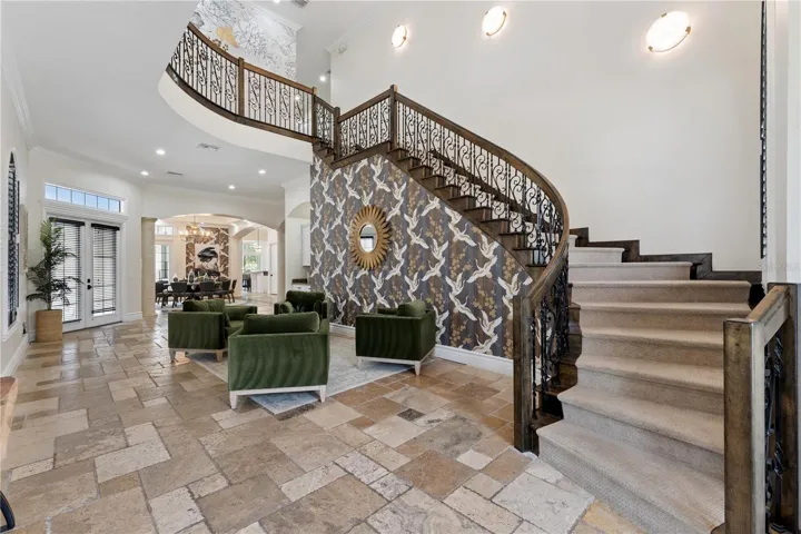 Sweeping staircase