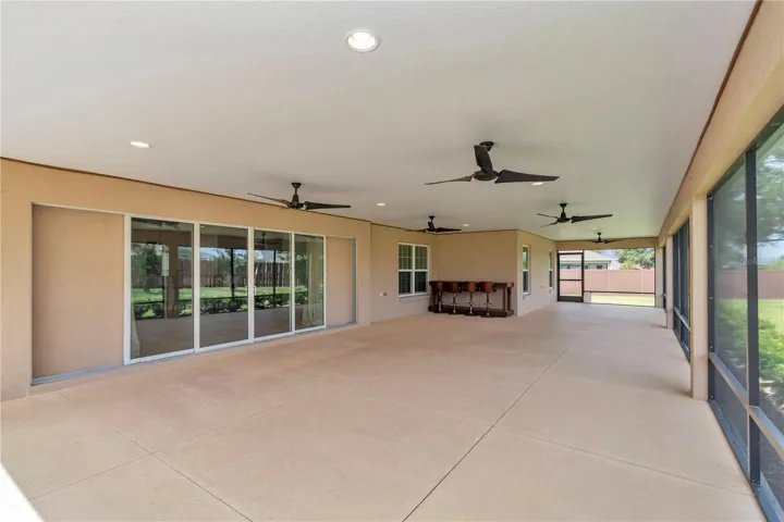 Screened spacious lanai