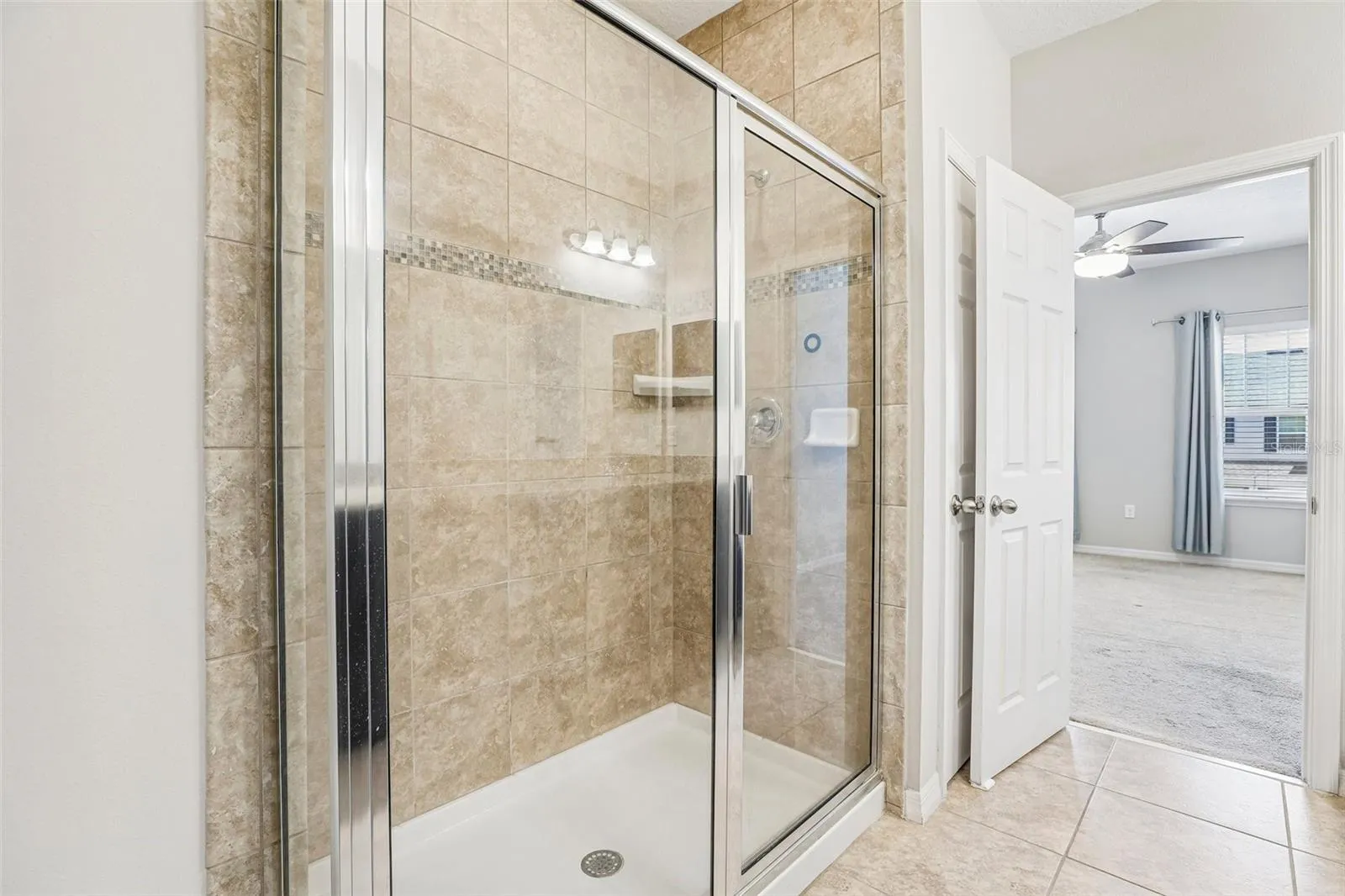 Primary en-suite bath.