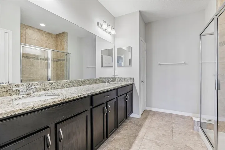 Primary en-suite bath.