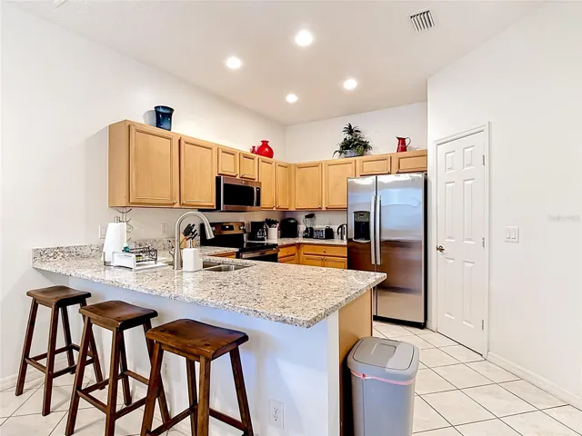 Kitchen with Breakfast Bar and Quartz Countertops (2025)
