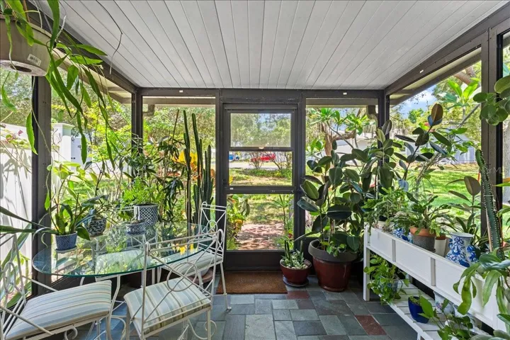 Screened & serene private patio