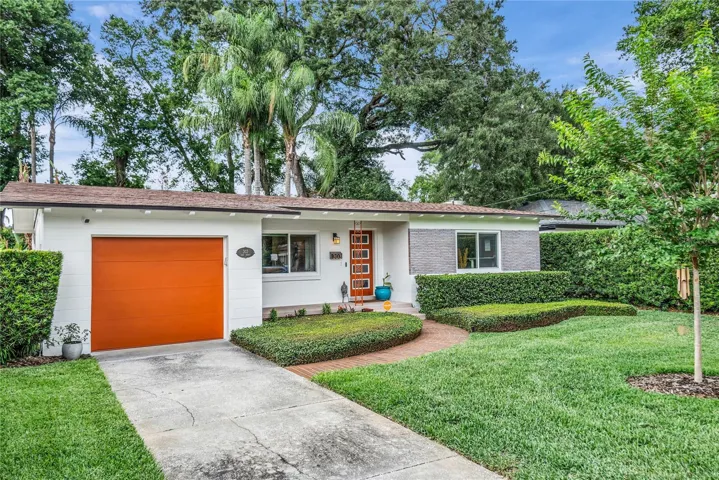 Adorable SODO/ Wadeview Park with attached garage and beautiful backyard