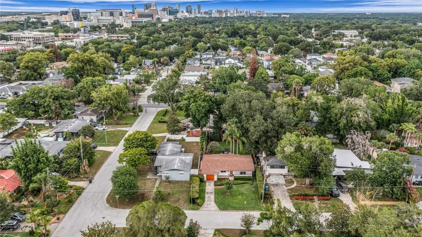 Great downtown neighborhood- walking distance to Wadeview Park, SODO, Delaney Park, Orlando Health, Dr Phillips Performing Arts Center and so much more